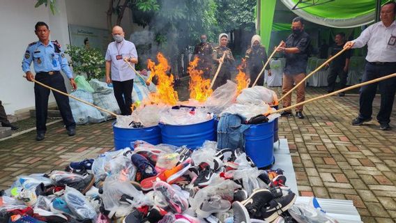 1.947 Sepatu Nike Palsu di Semarang Dimusnahkan