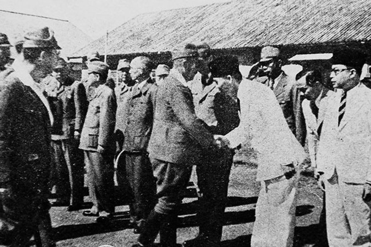 毛布を着た敵:日本の侵略者とインドネシアの自由の戦士の協力の複雑な関係の肖像画