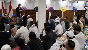 الجو البارد لا يثبط عزيمة مئات الأشخاص لحضور صلاة عيد الفطر في سفارة إندونيسيا في هلسنكي