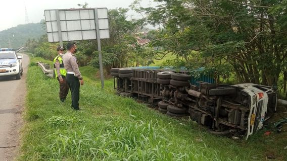 Allegedly Drowsy, Truck Driver Dies After Overturning Tangerang – Merak Toll Road KM92,500 B