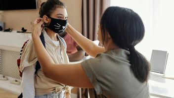 Ajari Anak Patuh Prokes Bisa Dimulai dengan Ajak Buah Hati Pilih Masker Sendiri