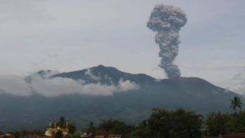 marapi est de nouveau éruption, une éruption volcanique de 500 mètres de haut