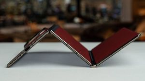 جاكرتا - يبدو Huawei Mate XT 2 أكثر مرونة مع تقنية الزجاج UFG