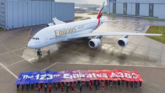 رسالة حب في السماء خلال رحلة تجريبية لطائرة إيرباص A380 Superjumbo