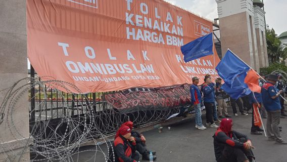 3 Tuntutan Demo Buruh Depan DPR, Tolak Kenaikan BBM Hingga Minta UMK Naik 10 Persen 