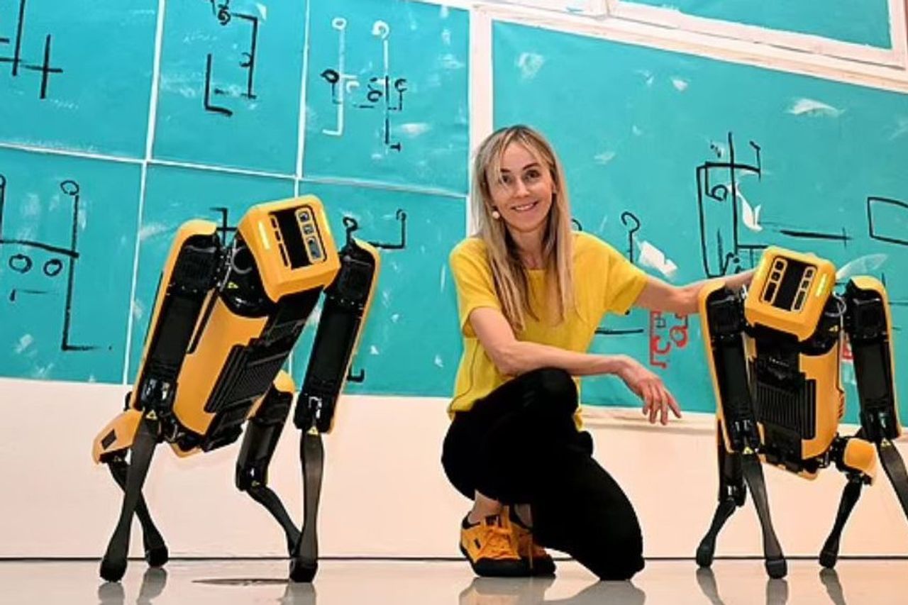 ポーランドのアーティストが犬にAIロボットの絵画スキルを教える