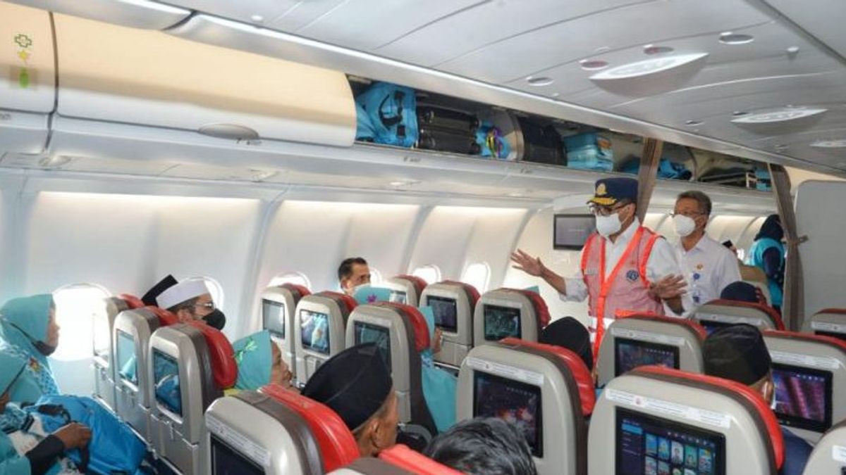 ブディ・カリヤ・ティンジャウ運輸大臣がケルタジャティ空港でウムラ・ジェマー便を直接出発
