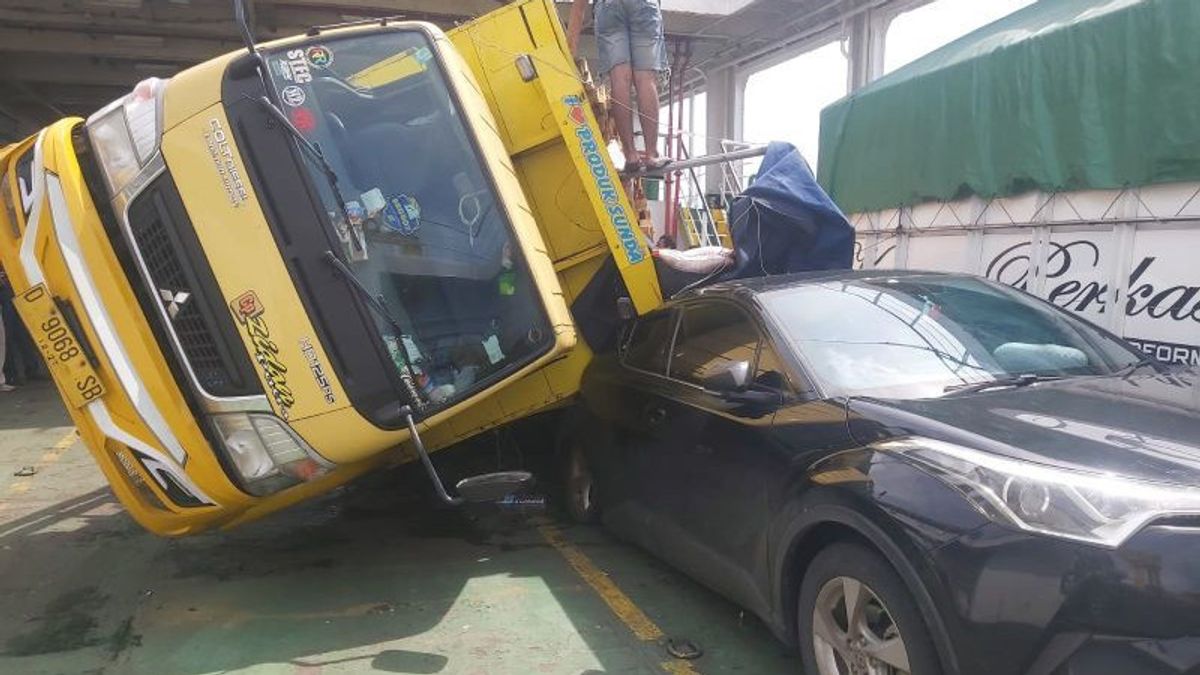 巴厘岛海峡的大浪引发了拖船中的卡车