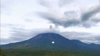 Gunung Semeru Erupsi Terus-menerus dengan Visual Letusan Tak Teramati