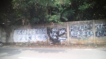 Satpol PP Telusuri Pembuat Mural Mirip Jokowi di Jagakarsa, Tulisannya: Okelah 3 Periode Hehehe, Mikirin Rakyat Sampai Kurus