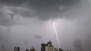 Cuaca 4 September: Jakarta Berawan, Beberapa Kota Diguncang Petir!
