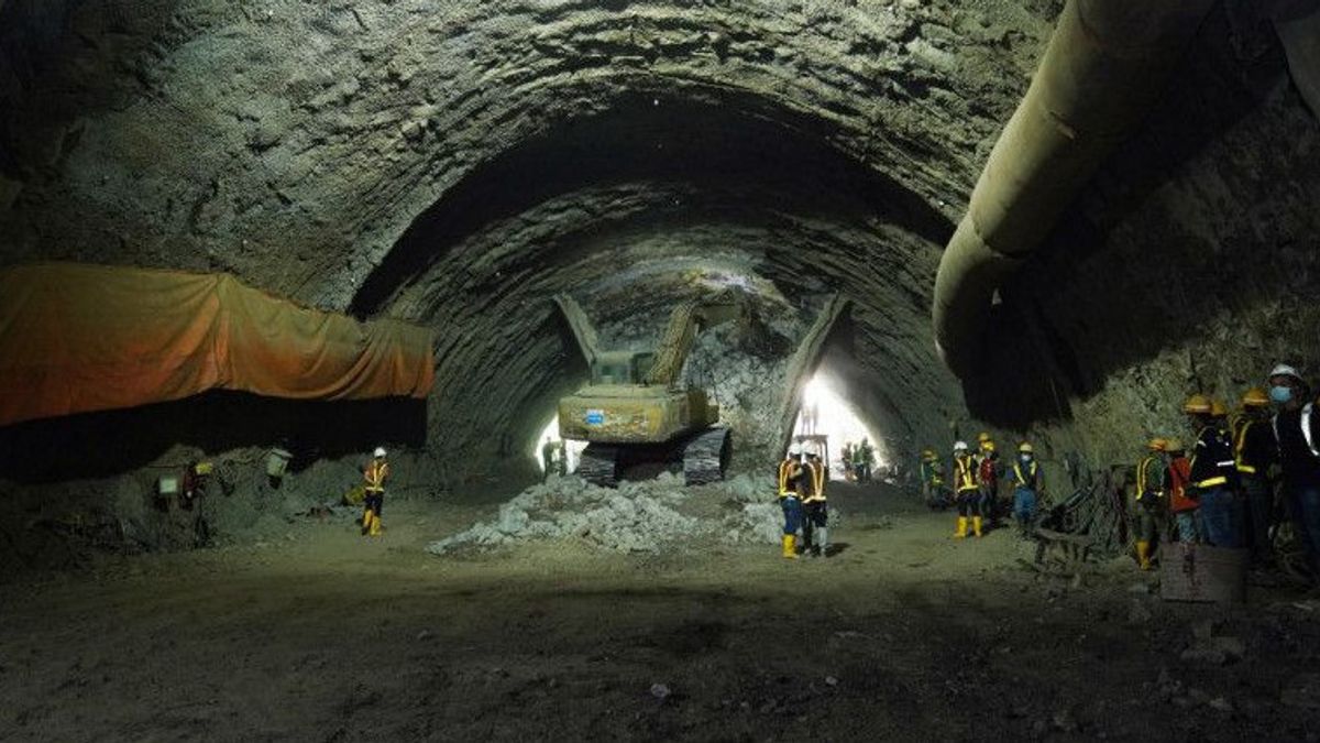 明らかに、中国とITBの専門家は、プルワカルタの1.052メートルジャカルタバンドン高速列車トンネルで働くことを信頼されています