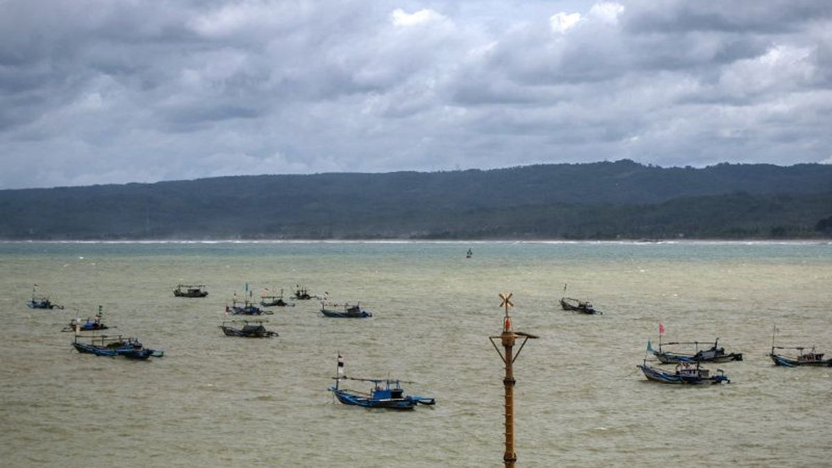 BMKGは熱帯低気圧サオラと呼び、海水化はインドネシアから離れる高潮の原因です