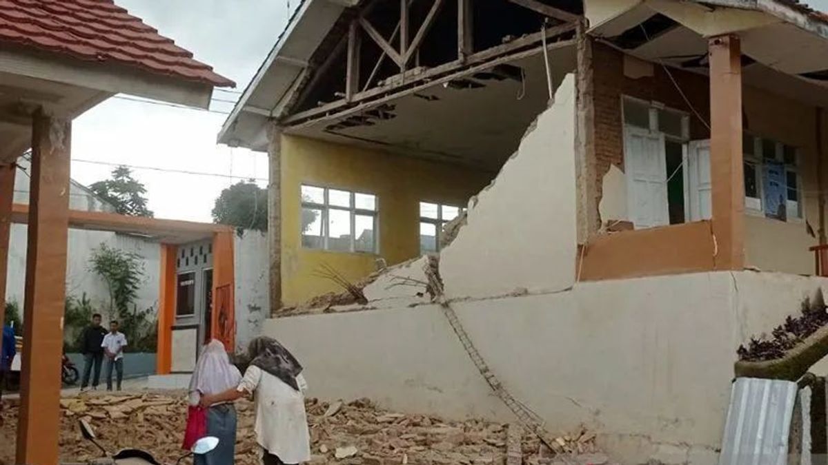 Ridwan Kamil Tinjau Korban Gempa Cianjur, Sempat Bantu Perawat Pegang Senter Cek Luka Korban 