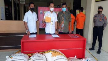 Hoarding Subsidized Fertilizer And Limiting Buyers, Shop Owners In Karanganyar Arrested By Police