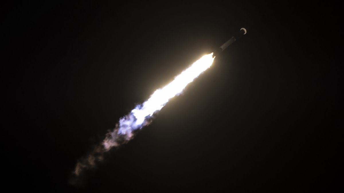 SpaceX在三次延误后成功发射重鹰