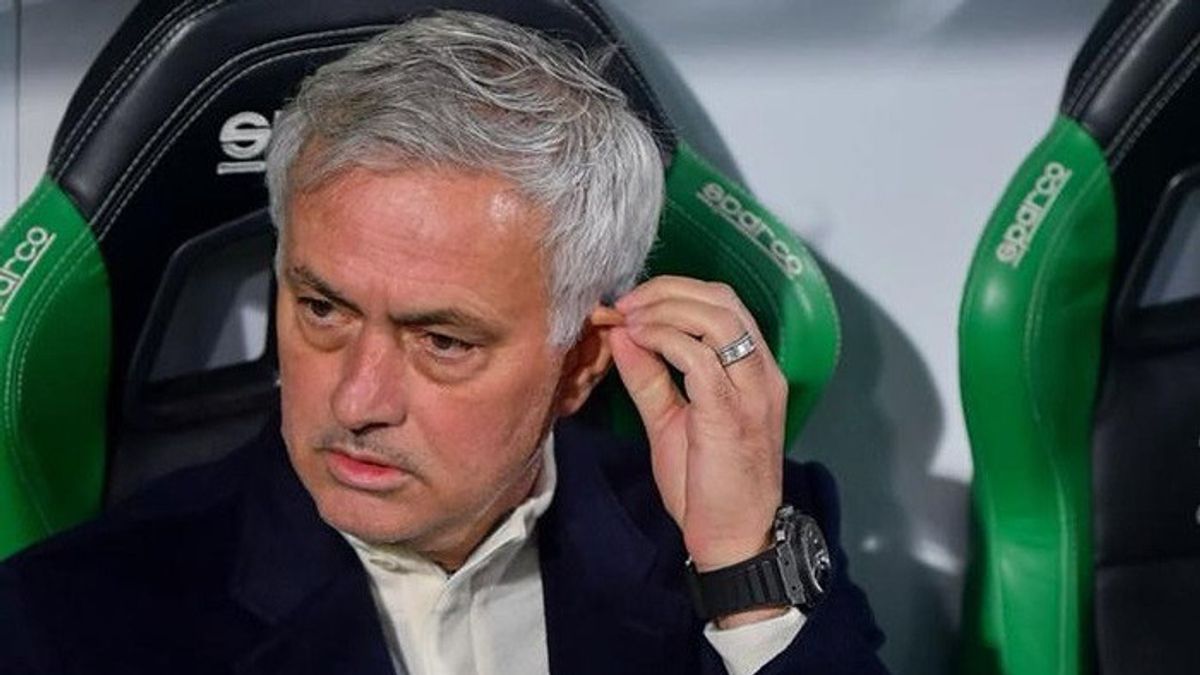 Jose Mourinho Officially Trains Fenerbahce