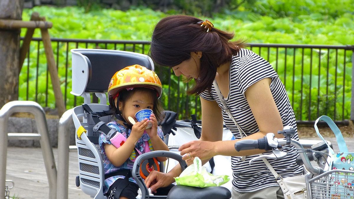 日本は、出生率の低下を克服するために、子供の毎月の手当を拡大することを承認しました