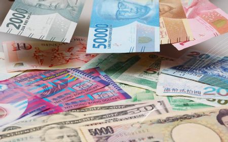 Rupiah Kembali Melemah, Senin Sore Ditutup di Level Rp13.712 per Dolar AS