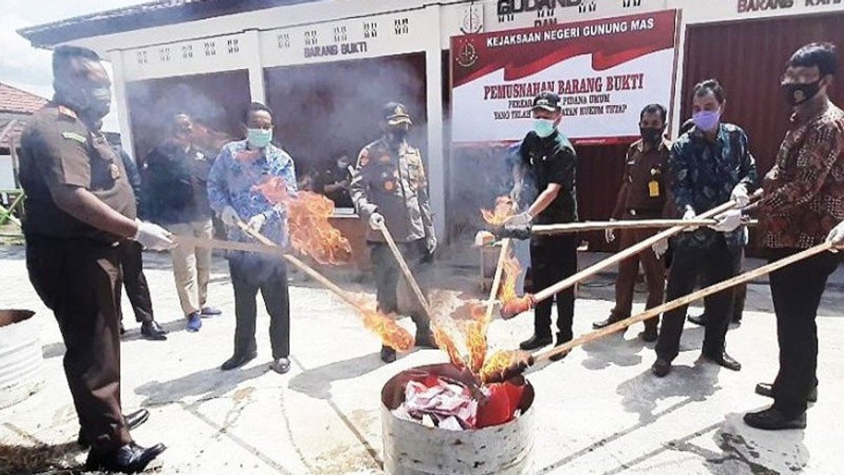 Kejari Gunung Mas Kalteng Musnahkan Ratusan Lembar Uang Palsu