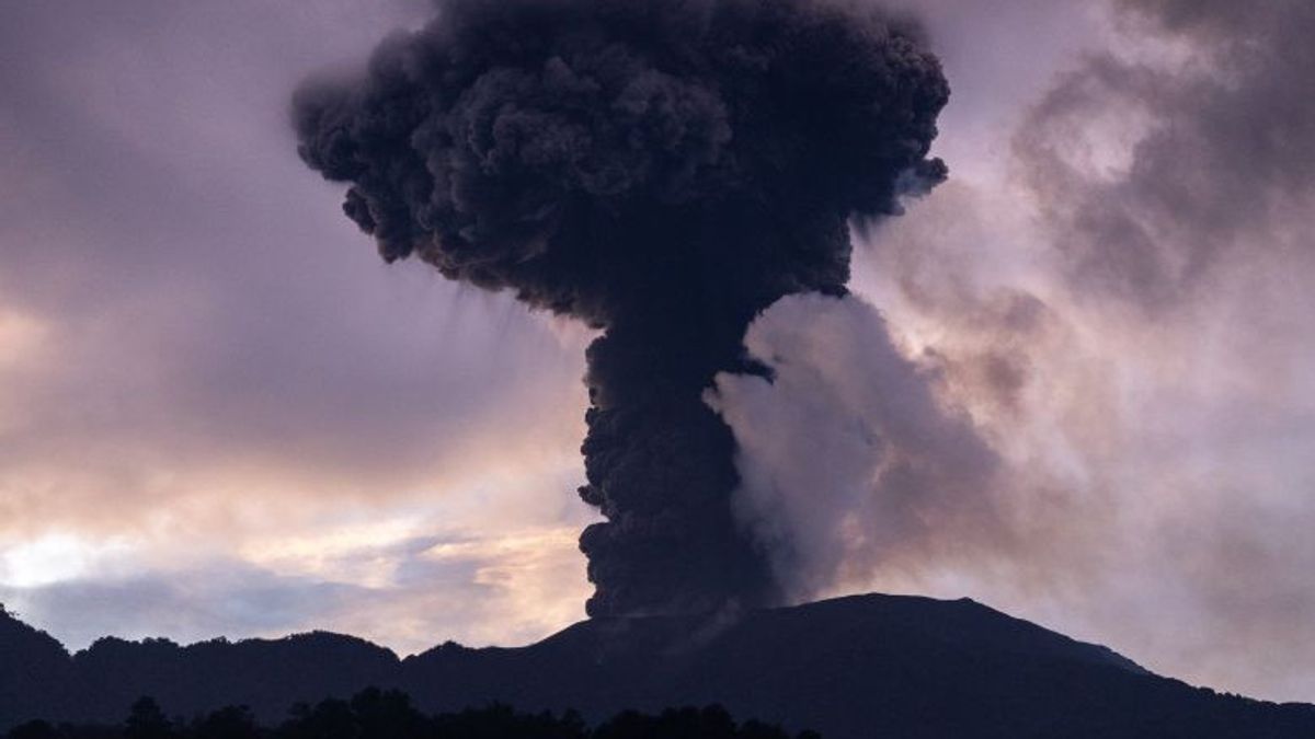 mar survolant le mont Marapi, lance une éruption volcanique jusqu’à 500 mètres de haut