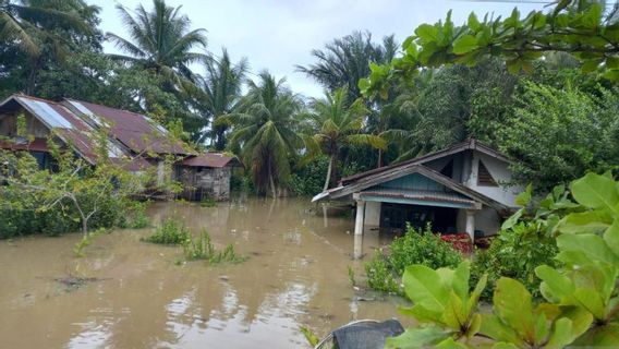 明古鲁886户居民住宅因高降雨而遭水浸