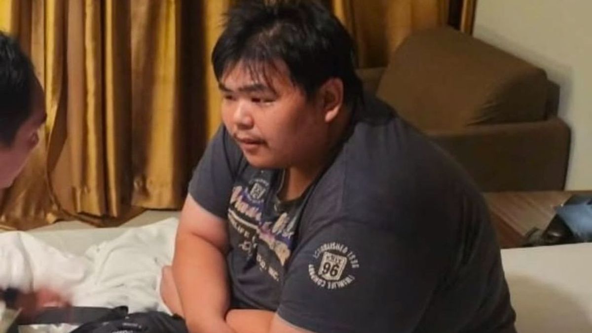 Bos Roti's Son Who Claims To Be Legal Immunity, Doesn't Move When Arrested By Police In Hotel Room