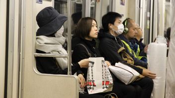 男子在小丑服装攻击与刀在东京火车万圣节， 17 人受伤