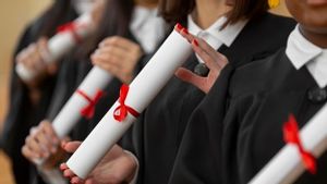 Awas Salah Tulis! Ini Penulisan Gelar yang Benar dan Contohnya