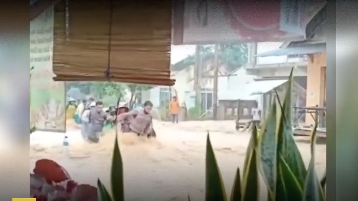 VIDEO: Aksi Polisi di Daerah Bencana yang Dipuji