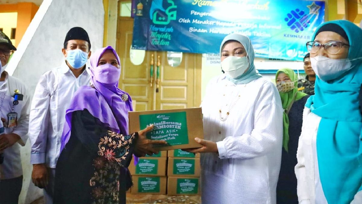 Bagi-bagi Paket Sembako di Jakarta dan Bekasi, Menaker Ida Fauziyah: Jangan Lihat Nilainya, yang penting Kebersamaannya