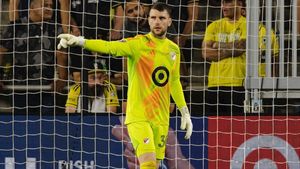 Maarten Paes Jadi Starter, Ajax Dilibas Groningen 1-3