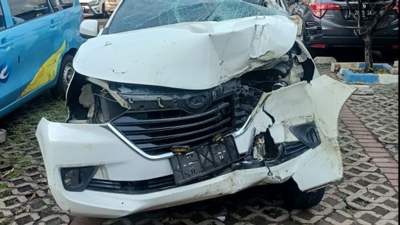 تويوتا أفانزا البيضاء صدمتها شاحنة قلابة على طريق Sedyatmo Jakut Toll Road ، سائق شاحنة يفر