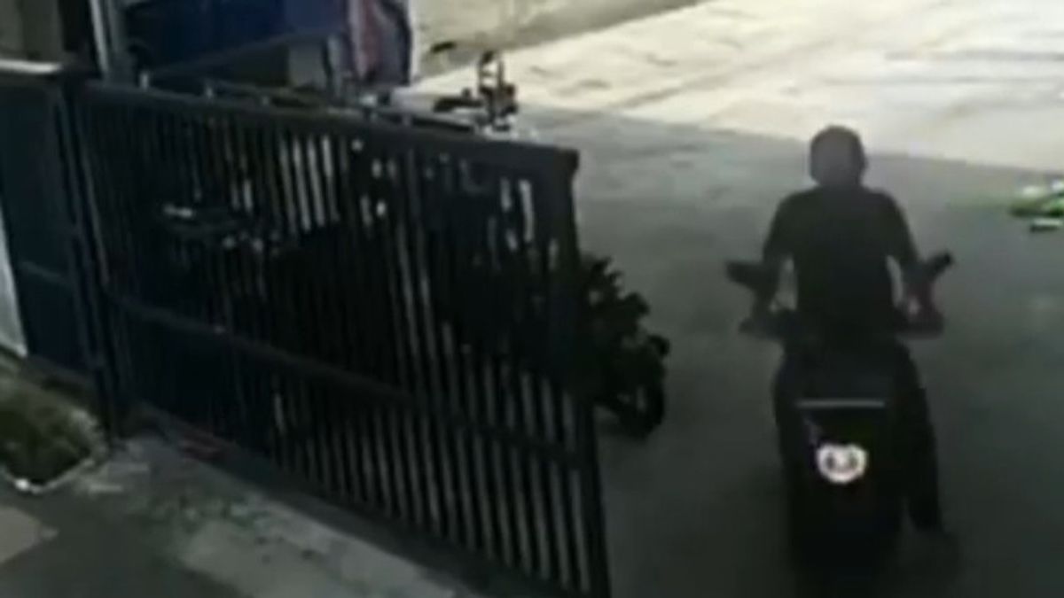 ズールの祈りに参加するふりをして、この男はモスクの駐車場でオートバイを盗んだ 
