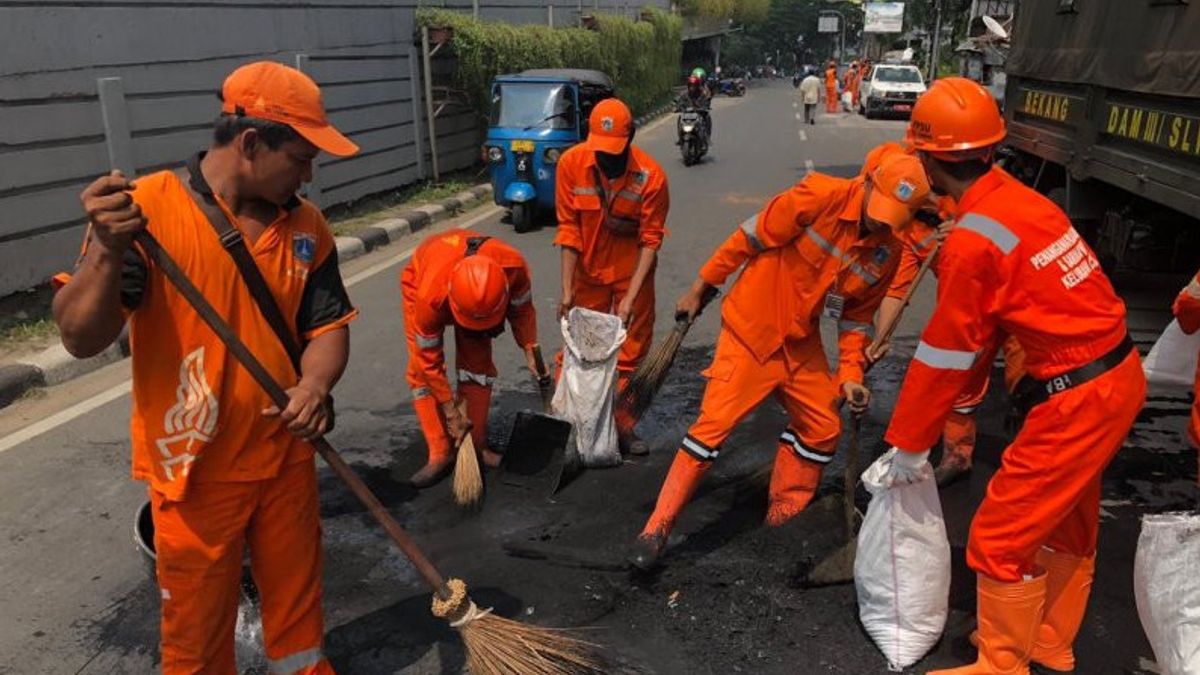 DKI Provincial Government Deploys 2,500 Cleaning Officers During Eid