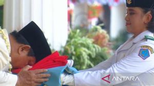 Prabowo Cium Bendera Merah Putih Sebelum Diserahkan ke Pembawa Baki