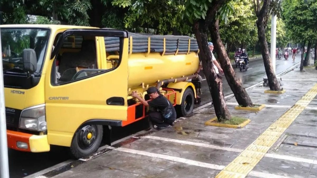 Viral Mobil Tangki Pengangkut Limbah Kotoran Manusia Buang di Saluran Air, Dinas LH DKI Bakal Tindak Tegas