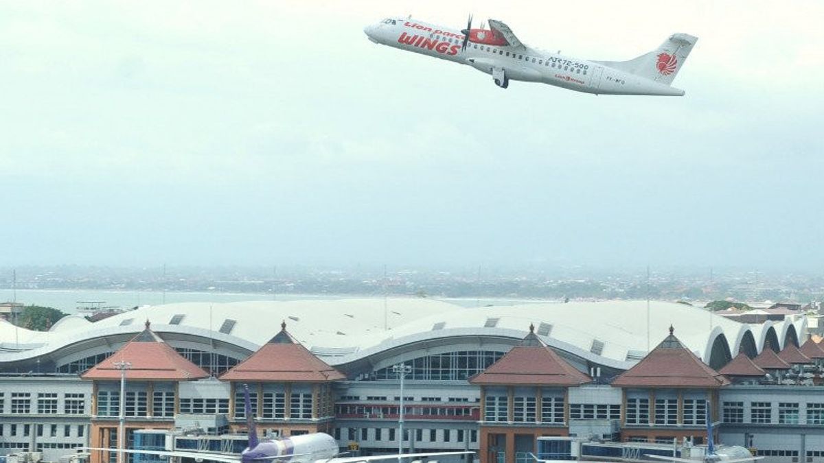 イースター休暇 バリ ングラライ空港に入国する8 000人の飛行機の乗客がいます