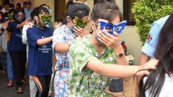 Dozens Of Children Caught Selling Themselves At Hotels In The Tebet Area, Police Confiscated Condoms And Cash