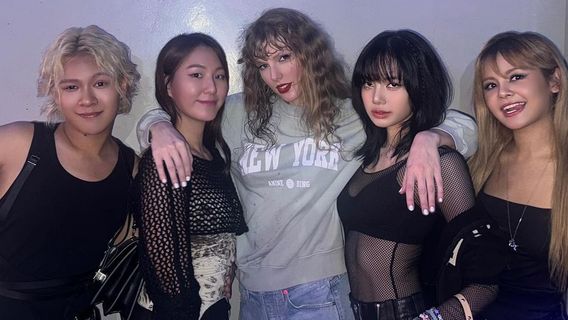 泰勒·斯威夫特(Taylor Swift)在新加坡举行的音乐会期间脱落的毛发:回到工厂装置