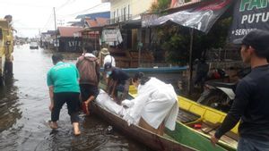 Dikepung Banjir, Lansia 73 Tahun di Kalbar Gunakan Sampan Saat Dirujuk ke RS Ahmad Diponegoro