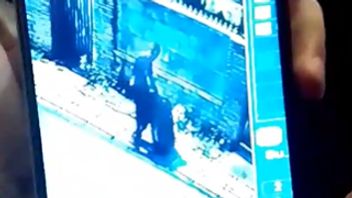 女性の遺体が発見されたコスコサンチパユンの黒いスーツケースを運んでいる男性の姿に警察がが入ってくる