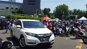 Les résidents visiteurs de Kirab Prabowo - Gibran au rond-point HI se sont plaints du stationnement sauvage à une tarification de 10 000 rp sur Jalan Agus Salim Menteng