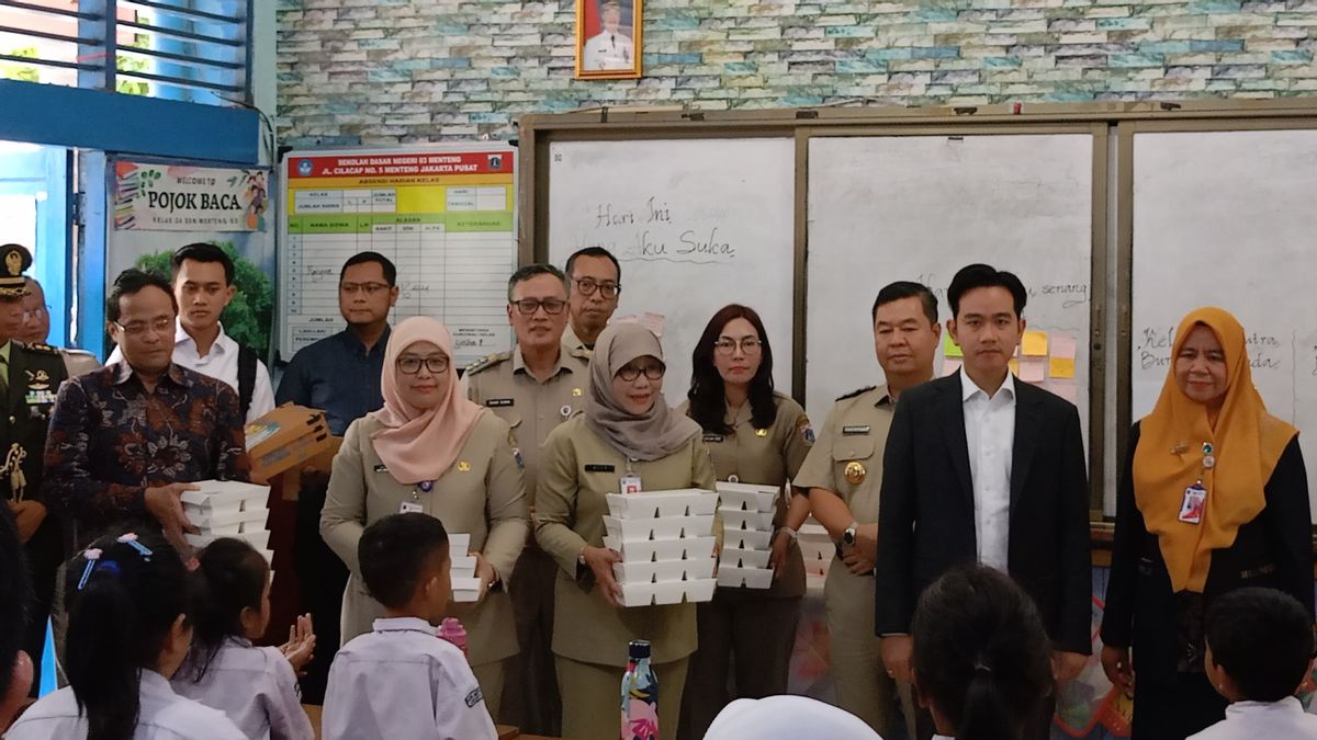 Trial At School Monitored By Vice President Gibran, Acting Governor Of DKI Ensures Free Eating Program Enters The 2025 APBD