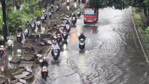 Banjir Surut, Jalan Daan Mogot Kini Sudah Bisa Dilintasi Kendaraan