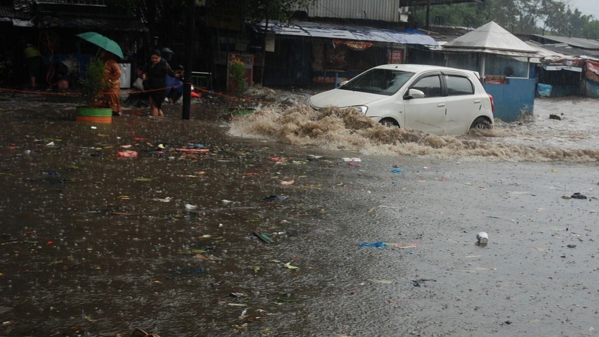 Prakiraan Cuaca: Jakarta Hujan Ringan dan Bali Hujan Lebat