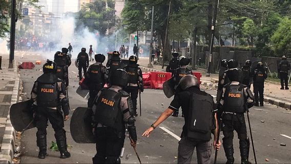 Des étudiants Se Sont Joints à Des Manifestations Et Ont Sécurisé La Police : Une Fois De Plus Arrêté Immédiatement Traité