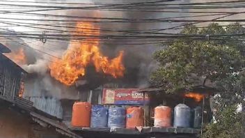 Toko Material Bangunan di Jalan H Nawi Terbakar, Damkar Masih Lakukan Pemadaman