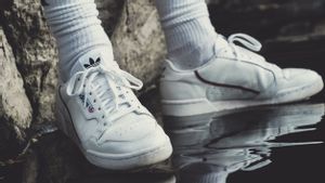 Tips Mengeringkan Sepatu Sneakers yang Basah Akibat Hujan dan Banjir