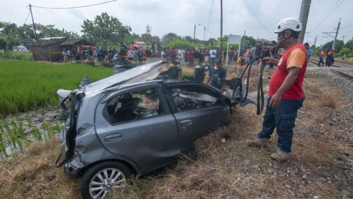 1 Woman Died After Her Car Bertempeng KA Cepat Argo Wilis Surabaya-Bandung